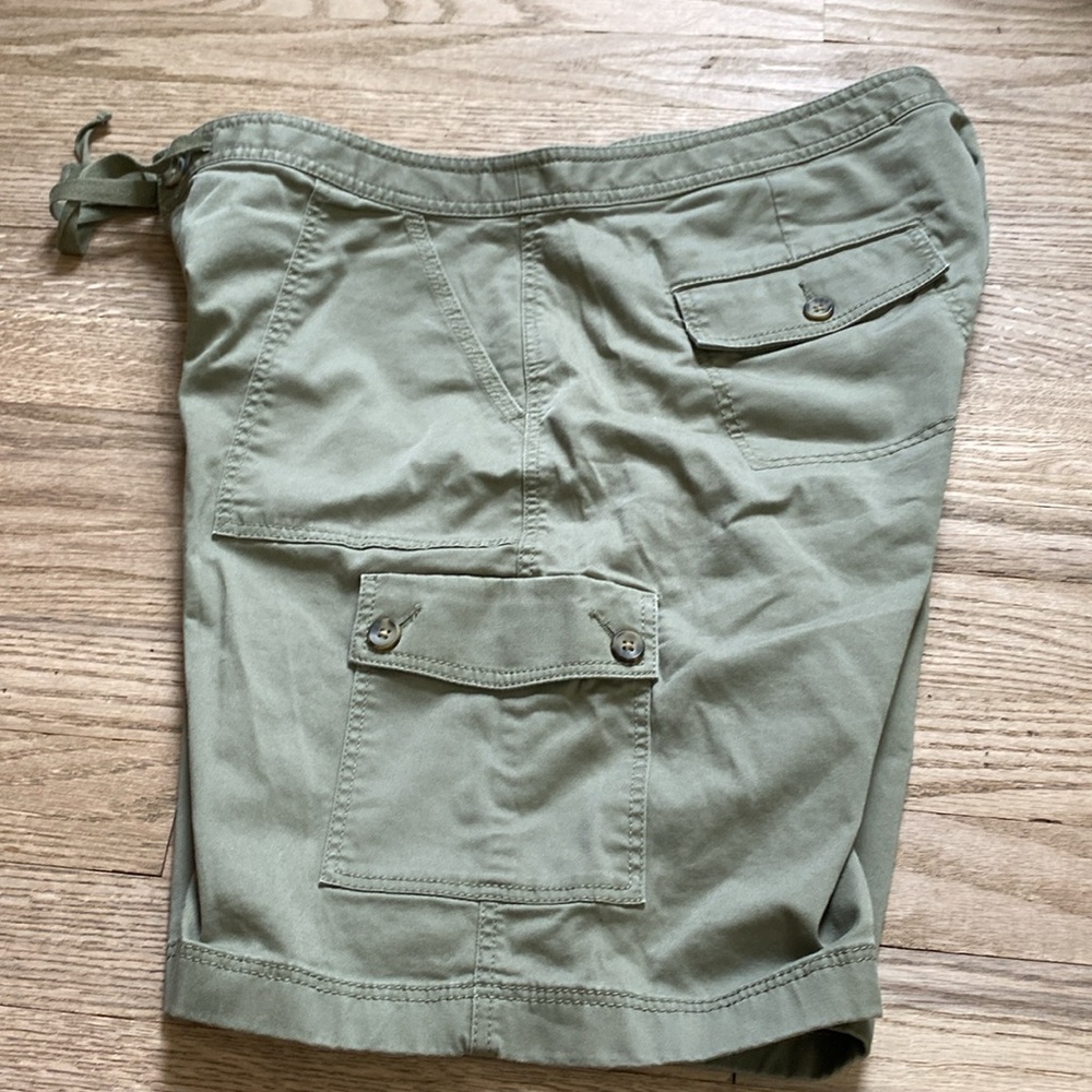 L.L. Favorite Fit Women’s Green Cargo Drawstring Zipper Shorts Item #295236 - 14 - Picture 7 of 8